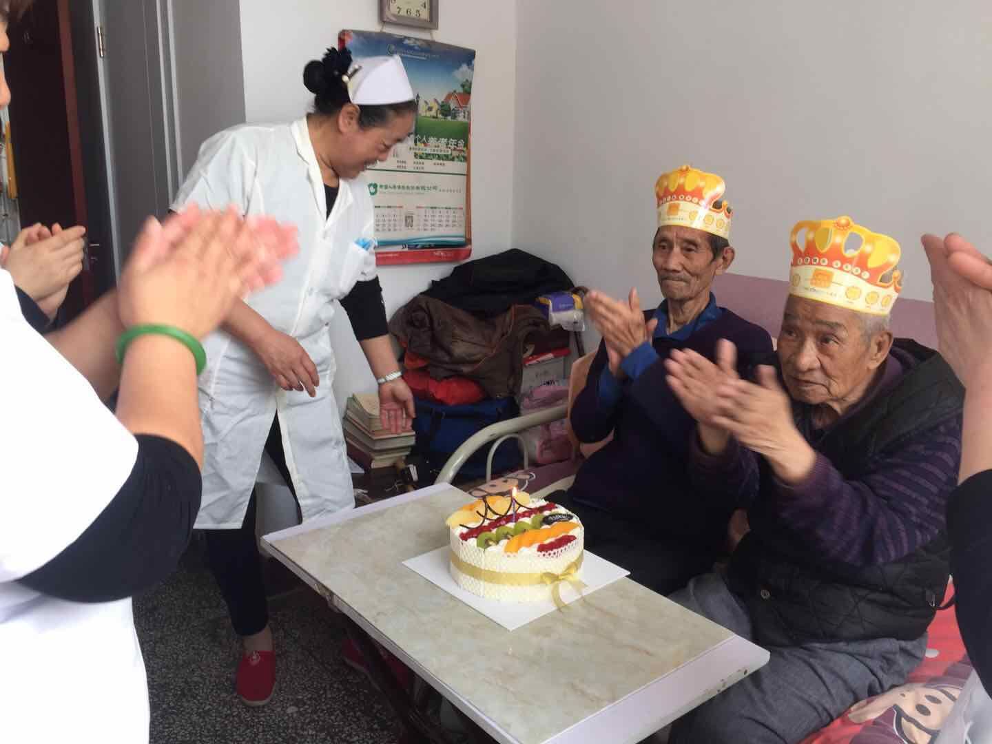 开屏新闻-漾濞震区直击 | 82岁老人帐篷里的生日宴